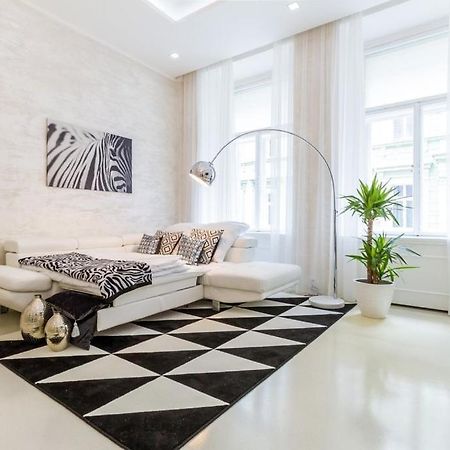 Stylish Apartment 5 Minutes Walk From City Center Прага Екстериор снимка
