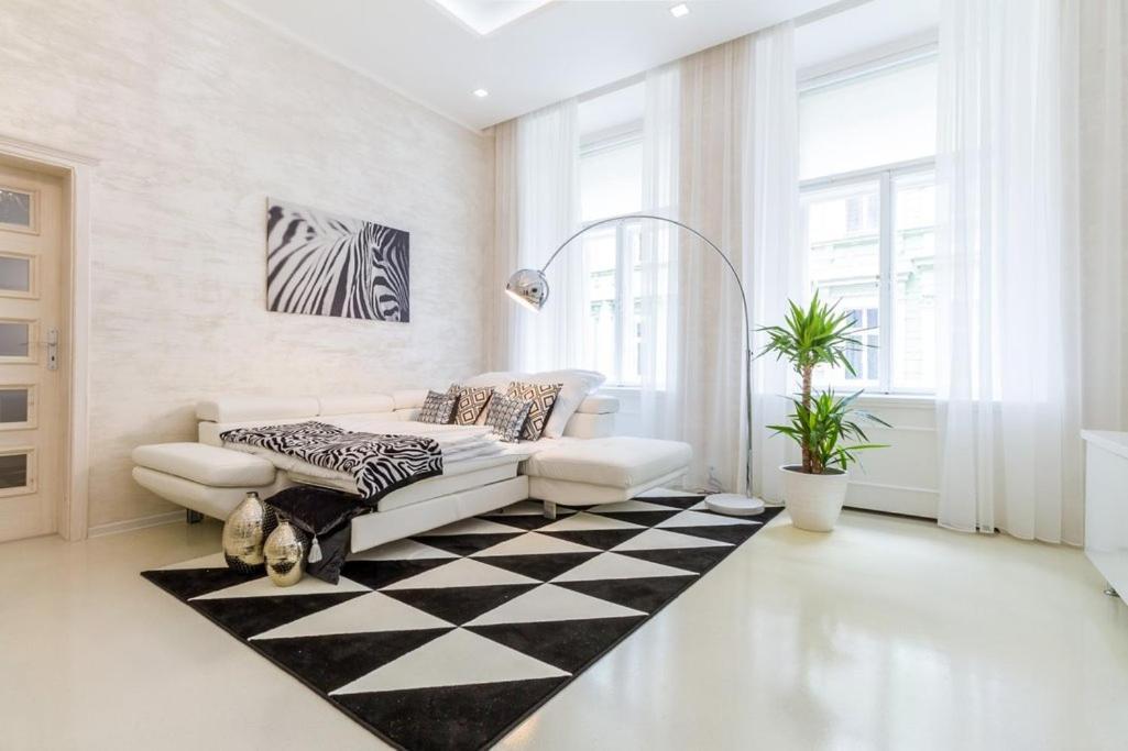 Stylish Apartment 5 Minutes Walk From City Center Прага Екстериор снимка