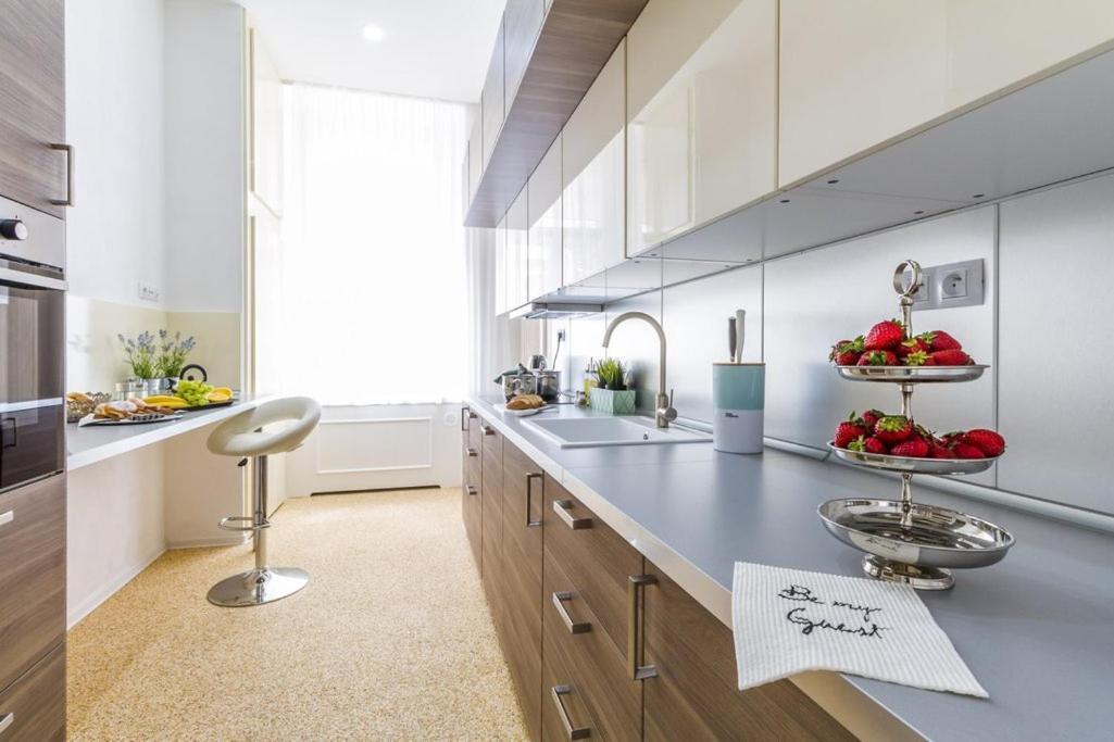 Stylish Apartment 5 Minutes Walk From City Center Прага Екстериор снимка