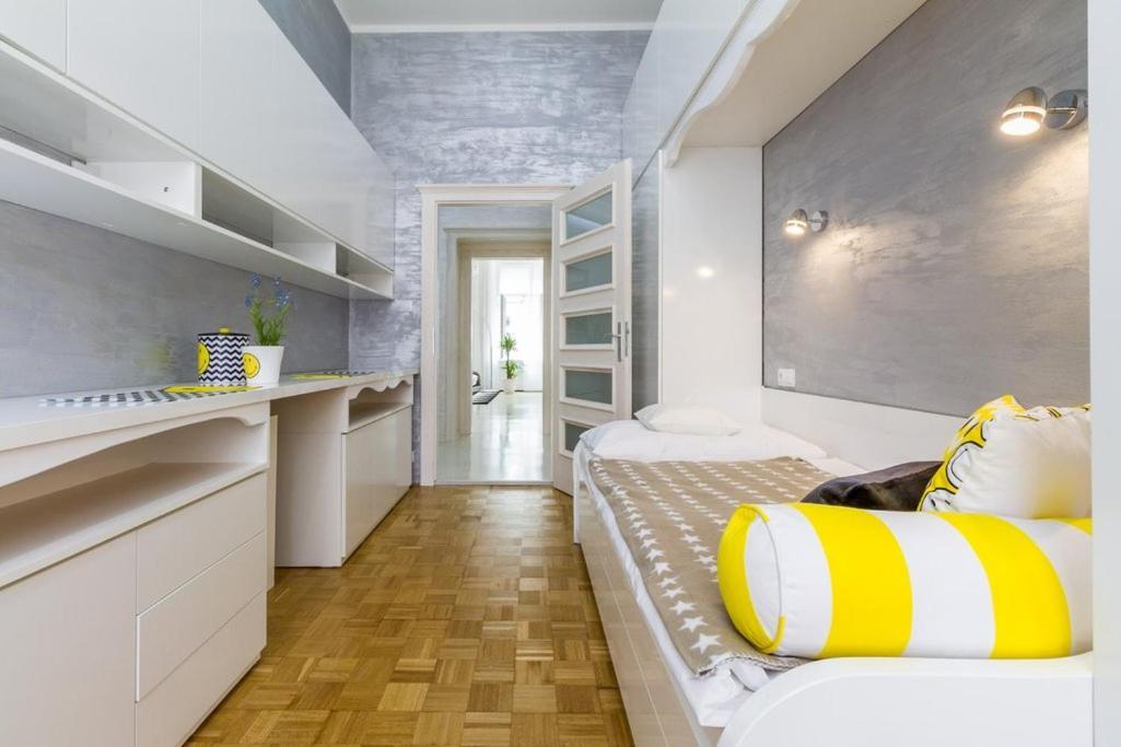 Stylish Apartment 5 Minutes Walk From City Center Прага Екстериор снимка