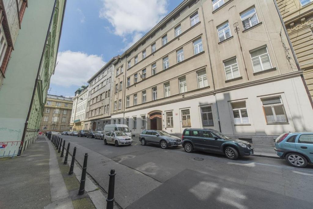 Stylish Apartment 5 Minutes Walk From City Center Прага Екстериор снимка