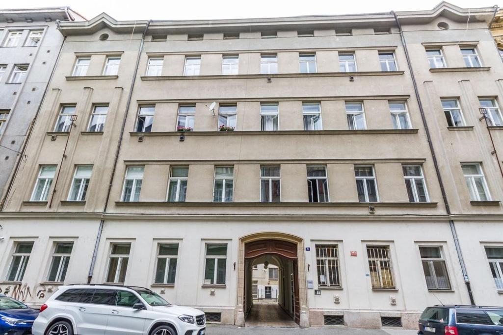 Stylish Apartment 5 Minutes Walk From City Center Прага Екстериор снимка