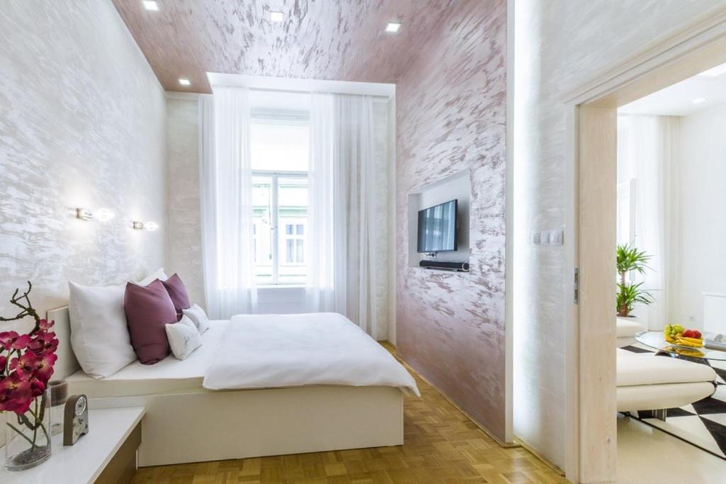 Stylish Apartment 5 Minutes Walk From City Center Прага Екстериор снимка