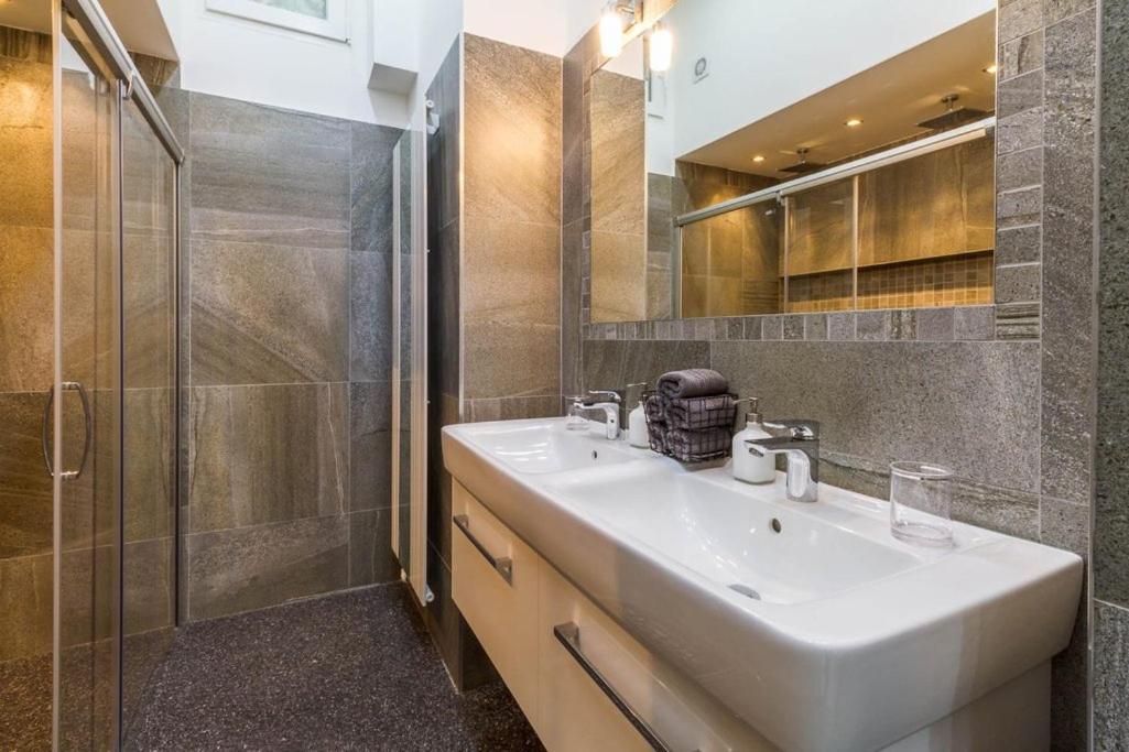 Stylish Apartment 5 Minutes Walk From City Center Прага Екстериор снимка